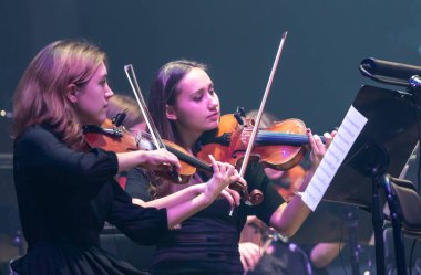 Kiev, Ukrayna - 22 Kasım 2018: Senfoni Orkestrası kemancı (iletken Andrey Chernyi) National Palace of Arts 