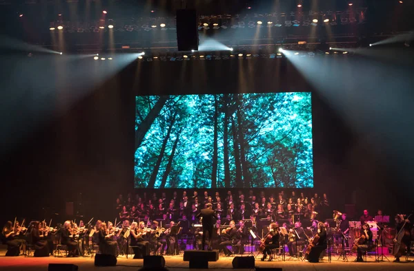 キエフ ウクライナ 2018 交響楽団 指揮者アンドレイ Chernyi 合唱団 Sympho ロックの声 国立芸術宮殿の段階で — ストック写真