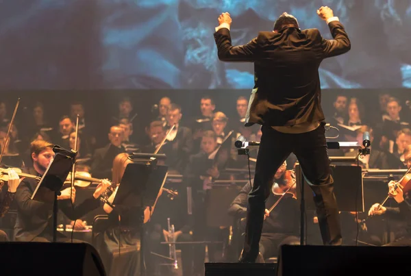乌克兰基辅 2018年11月22日 交响乐团指挥安德烈 切尔尼在乌克兰基辅国家艺术宫 乌克兰人 举行的 王者游戏 音乐会上表演 — 图库照片