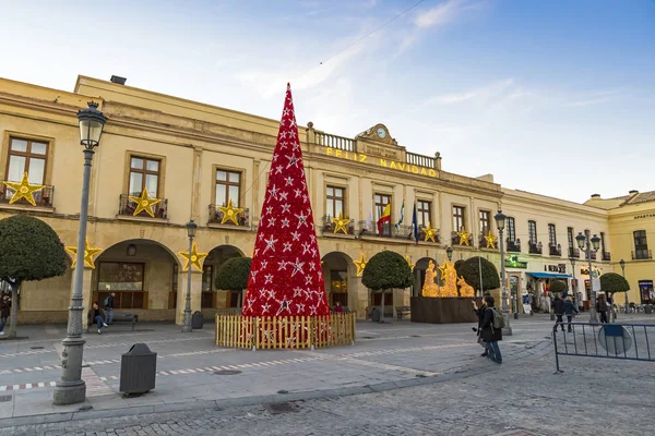 Urządzone drzewo nowy rok na Plaza Espana w mieście Ronda, Andaluzja — Zdjęcie stockowe