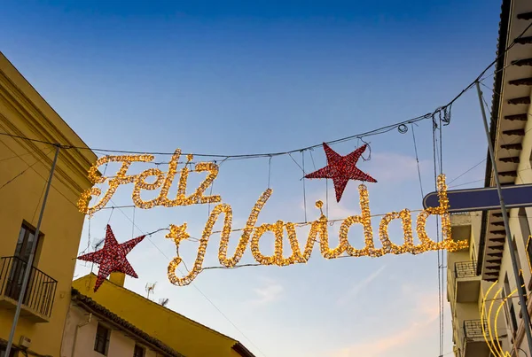 Wesołych Świąt Feliz Navidad Napis Ozdoby Świąteczne Ulicy Centrum Rondy — Zdjęcie stockowe