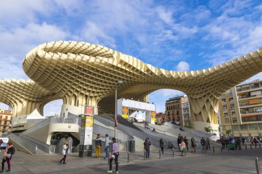 Sevilla, İspanya - 15 Aralık 2017: Metropol şemsiye (Setaş de Sevilla) bir ahşap pergola ve Sevilla tarihi kent, İspanya La Encarnacion meydanında bulunan beton şeklini yapıdır