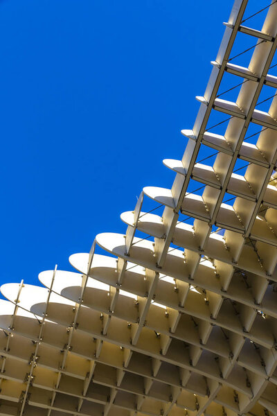 Metropol Parasol (официальное название Setas de Sevilla) представляет собой сооружение в форме перголы из дерева и бетона, расположенное на площади La Encarnacion в старом квартале Севиля, Испания
