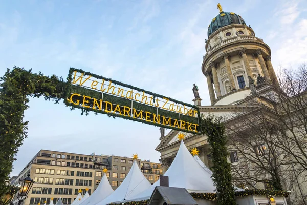 德国柏林 2018年12月18日 柏林宪兵圣诞市场的欢迎标志 欧洲最著名的圣诞市场之一 法国教会 Franzoscher Dom Backgrnd — 图库照片