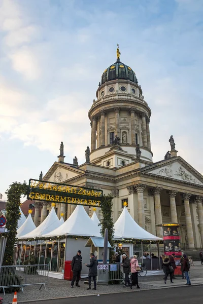 德国柏林 2018年12月18日 德国柏林的宪兵圣诞市场 欧洲最著名的圣诞市场之一 背景中的德意志多姆 — 图库照片