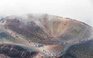 Unrecognisable insanlar krater Silvestri Inferiori (1886 m) üzerinde Etna Milli Parkı, Sicilya, İtalya Etna Dağı üzerinde yürümek. Silvestri Inferiori - 1892 yıl patlama yan krater
