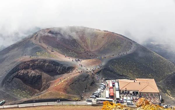 Etna Italië Mei 2018 Mensen Lopen Krater Silvestri Inferiori 1886M — Stockfoto