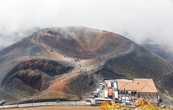 Etna Italien Maj 2018 Folk Går Crater Silvestri Inferiori 1886M - Stock-foto