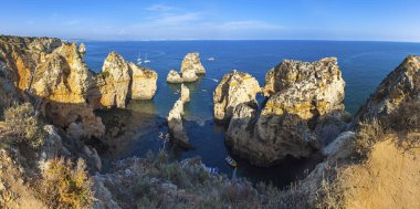 Panoramik manzaralı kayalık sahil yakınındaki Lagos, Algarve bölgesi, Portekiz