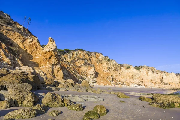 プライアはポルト ロングビーチ ポルトガルのラゴス アルガルブ地区に 美しい黄金のビーチ 印象的な岩に囲まれています サーファーや地元の人々 のお気に入りのスポットは します — ストック写真