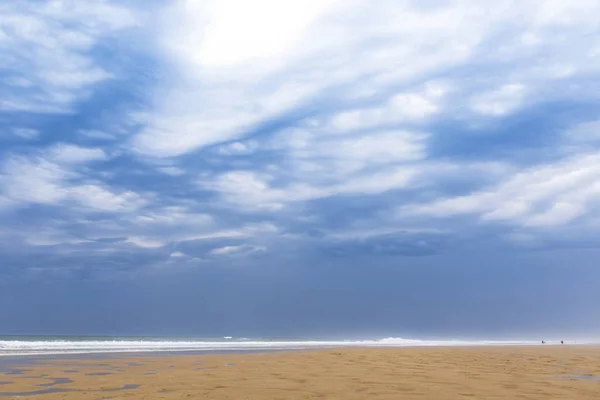ボルドー フランス ラカノー オセアンにある海の近くフランスの大西洋の海岸のオーシャン ビーチ 風が強く 曇りの夏の日 — ストック写真
