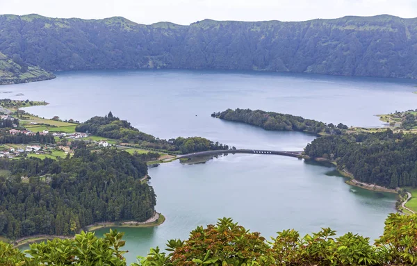 美しい景色 湖のセッテ シダーデス 都市湖 ミゲル島 アゾレス諸島 ポルトガルに火山の火口湖 Vista からの眺めはレイの視点 — ストック写真