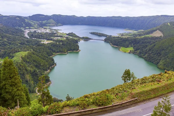 美しい景色 湖のセッテ シダーデス 都市湖 ミゲル島 アゾレス諸島 ポルトガルに火山の火口湖 Vista からの眺めはレイの視点 — ストック写真