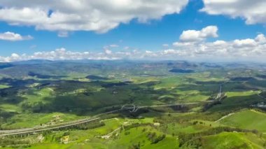 Pitoresk yeşil tepelik Vadisi Enna şehir, Sicilya, İtalya