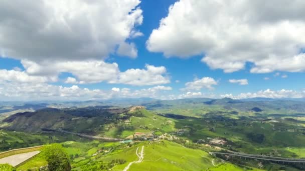Pintoresco valle verde montañoso cerca de la ciudad de Enna, Sicilia, Italia — Vídeos de Stock