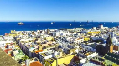 Şehir Las Palmas de Gran Canaria, Kanarya Adaları, İspanya Panoraması. Havadan görünümü Belltower Santa Ana Katedrali. Güzel deniz manzarası ve arka planda eski şehir. Zaman atlamalı