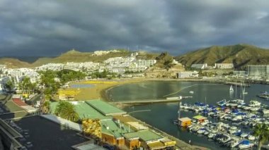 Hava panoramik liman ve Porto Riko de Gran Canaria holiday Resort küçük koy. Gran Canaria ada, İspanya. Zaman atlamalı