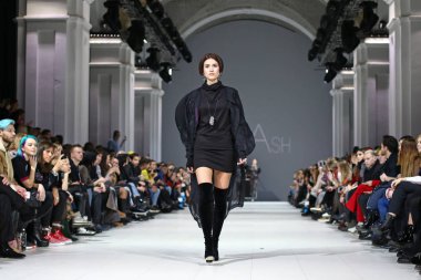 Kiev, Ukrayna - 7 Şubat 2018: Modeller, Ukrayna'nın Kiev kentinde ki Mystetskyi Arsenal'de 42.