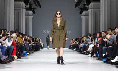 Kiev, Ukrayna - 7 Şubat 2018: Model Tasarımcısı kır Khartley tarafından bir oluşturma sırasında 42 Ukrayna moda hafta sezon sonbahar/kış 2018/19 Mystetskyi Arsenal Kiev, Ukrayna sunar.