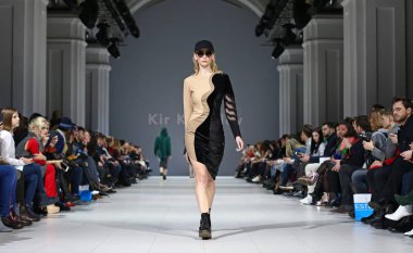 Kiev, Ukrayna - 7 Şubat 2018: Model Tasarımcısı kır Khartley tarafından bir oluşturma sırasında 42 Ukrayna moda hafta sezon sonbahar/kış 2018/19 Mystetskyi Arsenal Kiev, Ukrayna sunar.