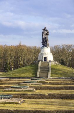 Berlin, Almanya - 25 Şubat 2015: Panoramik Berlin Treptower parkta Sovyet savaş anıtı. Doğu Almanya'nın merkezi Savaş Anıtı