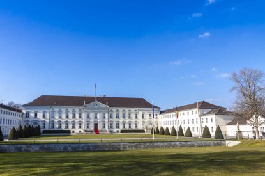 Bellevue Palace (Schloss Bellevue) Berlin, Almanya Cumhurbaşkanı'nın resmi konutu. Bahar güneşli gün mavi gökyüzü ve yeşil çimenlerin üzerinde ön