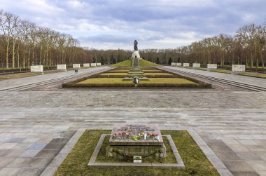 Berlin, Almanya - 25 Şubat 2015: Panoramik Berlin Treptower parkta Sovyet savaş anıtı. Doğu Almanya'nın merkezi Savaş Anıtı