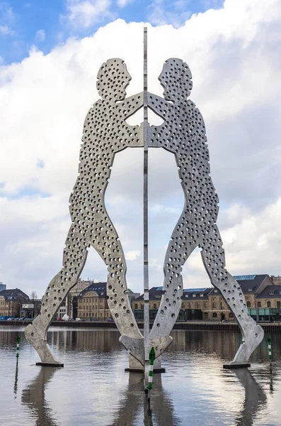 ベルリンのシュプレー川にベルリン ドイツ 2015 分子男彫刻 ジョナサン ボロフスキー つの地区の統一に専用設計されています クロイツベルク フリードリッヒスハイン トレプトー — ストック写真