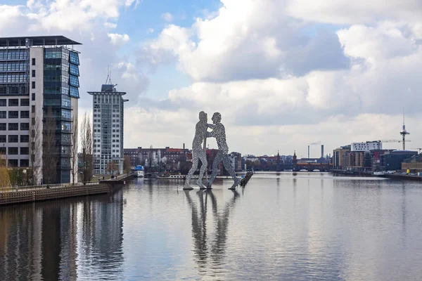 2015年2月25日 分子人雕塑在狂欢河在柏林 由乔纳森 Borofsky 致力于统一三区 弗里德里希斯海因 克罗伊茨贝格和 Treptow — 图库照片