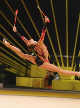 Kiev, Ukrayna - 18 Mart 2017: Ritmik jimnastikçi Yulia Bravikova Rusya'nın ritmik jimnastik Grand Prix 
