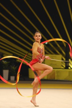 Kiev, Ukrayna - 18 Mart 2017: Ritmik jimnastikçi Yana Yarosh Ukrayna kurdele ile ritmik jimnastik Grand Prix 
