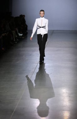 Kiev, Ukrayna - 1 Şubat 2019: Model Tasarımcısı Elena Burenina tarafından bir oluşturma sırasında 44 Ukrayna moda hafta sezon sonbahar/kış 2019/20 Mystetskyi Arsenal Kiev, Ukrayna sunar.