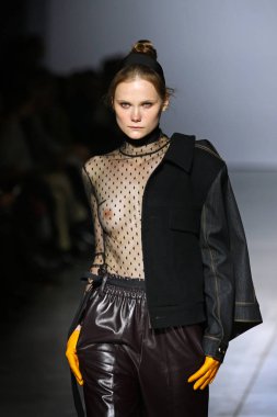 Kiev, Ukrayna - 1 Şubat 2019: Model Tasarımcısı Elena Burenina tarafından bir oluşturma sırasında 44 Ukrayna moda hafta sezon sonbahar/kış 2019/20 Mystetskyi Arsenal Kiev, Ukrayna sunar.