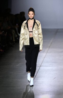 Kiev, Ukrayna - 1 Şubat 2019: Model Tasarımcısı Elena Burenina tarafından bir oluşturma sırasında 44 Ukrayna moda hafta sezon sonbahar/kış 2019/20 Mystetskyi Arsenal Kiev, Ukrayna sunar.