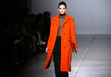 Kiev, Ukrayna - 1 Şubat 2019: Model Tasarımcısı Elena Burenina tarafından bir oluşturma sırasında 44 Ukrayna moda hafta sezon sonbahar/kış 2019/20 Mystetskyi Arsenal Kiev, Ukrayna sunar.