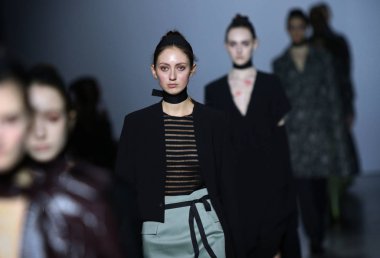 Kiev, Ukrayna - 1 Şubat 2019: Modelleri oluşturma Tasarımcısı Elena Burenina tarafından 44 Ukrayna Moda Haftası sırasında sezon sonbahar/kış 2019/20 Mystetskyi Arsenal Kiev, Ukrayna mevcut