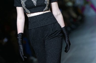 Kiev, Ukrayna - 3 Şubat 2019: Ayrıntılarını Tasarımcısı Julia Aysina tarafından bir oluşturma sırasında 44 Ukrayna moda hafta sezon sonbahar/kış 2019/20 Mystetskyi Arsenal Kyiv, Ukrayna