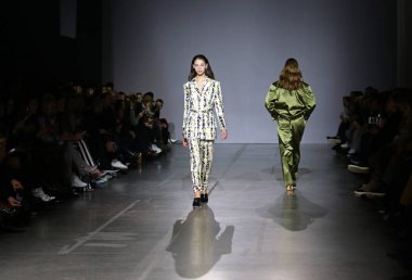 Kiev, Ukrayna - 3 Şubat 2019: Modelleri moda oluşturma a mevcut / yükseltmek marka sezonunda 44 Ukrayna Moda Haftası Sonbahar/Kış 2019/20 Mystetskyi Arsenal Kyiv, Ukrayna