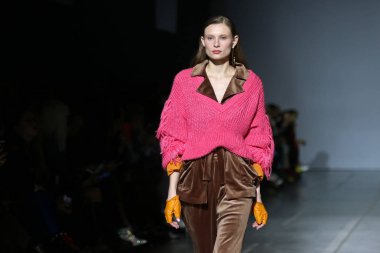 Kiev, Ukrayna - 3 Şubat 2019: A bir moda yaratma modeli sunar / yükseltmek marka sezonunda 44 Ukrayna Moda Haftası Sonbahar/Kış 2019/20 Mystetskyi Arsenal Kyiv, Ukrayna