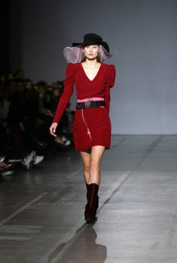 Kiev, Ukrayna - 3 Şubat 2019: A bir moda yaratma modeli sunar / yükseltmek marka sezonunda 44 Ukrayna Moda Haftası Sonbahar/Kış 2019/20 Mystetskyi Arsenal Kyiv, Ukrayna