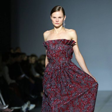 Kiev, Ukrayna - 3 Şubat 2019: A bir moda yaratma modeli sunar / yükseltmek marka sezonunda 44 Ukrayna Moda Haftası Sonbahar/Kış 2019/20 Mystetskyi Arsenal Kyiv, Ukrayna