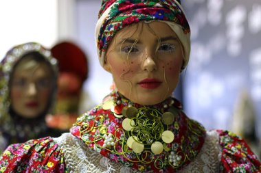 Kiev, Ukrayna - 5 Şubat 2019: Modelleri, sahne arkası Tasarımcısı Yanis Stepanenko tarafından oluşturma Ukrayna Moda Haftası sırasında sezon Fw19-20 Mystetskyi Arsenal Kyiv sunmak için bekliyoruz