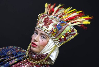 Kiev, Ukrayna - 5 Şubat 2019: Model pozlar backstage, önce defile Tasarımcısı tarafından Yanis Stepanenko Ukrayna moda haftasında sezon Fw19-20 Mystetskyi Arsenal Kiev içinde