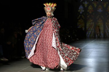 Kiev, Ukrayna - 5 Şubat 2019: otantik Ukrayna topluluğu elbise modeli sunar Tasarımcısı Yanis Stepanenko tarafından Kyiv 44 Ukrayna moda hafta sezon sonbahar/kış 2019/20 sırasında