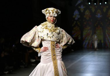 Kiev, Ukrayna - 5 Şubat 2019: otantik Ukrayna topluluğu elbise modeli sunar Tasarımcısı Yanis Stepanenko tarafından Kyiv 44 Ukrayna moda hafta sezon sonbahar/kış 2019/20 sırasında