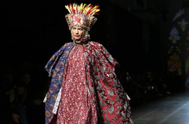 Kiev, Ukrayna - 5 Şubat 2019: otantik Ukrayna topluluğu elbise modeli sunar Tasarımcısı Yanis Stepanenko tarafından Kyiv 44 Ukrayna moda hafta sezon sonbahar/kış 2019/20 sırasında