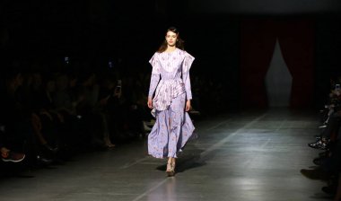 Kiev, Ukrayna - 5 Şubat 2019: Model Tasarımcısı Darja Donezz tarafından bir oluşturma sırasında 44 Ukrayna moda hafta sezon sonbahar/kış 2019/20 Mystetskyi Arsenal Kiev, Ukrayna sunar.