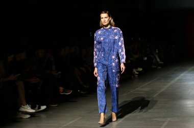 Kiev, Ukrayna - 5 Şubat 2019: Model Tasarımcısı Darja Donezz tarafından bir oluşturma sırasında 44 Ukrayna moda hafta sezon sonbahar/kış 2019/20 Mystetskyi Arsenal Kiev, Ukrayna sunar.