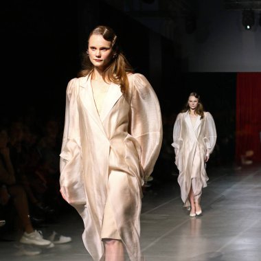 Kiev, Ukrayna - 5 Şubat 2019: Model Tasarımcısı Darja Donezz tarafından bir yaratma Ukrayna moda hafta Fw19-20 sırasında Mystetskyi Arsenal Kiev içinde sunar. Birden fazla pozlama fotoğrafçılık tekniği