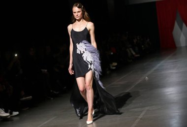 Kiev, Ukrayna - 5 Şubat 2019: Model Tasarımcısı Darja Donezz tarafından bir oluşturma sırasında 44 Ukrayna moda hafta sezon sonbahar/kış 2019/20 Mystetskyi Arsenal Kiev, Ukrayna sunar.